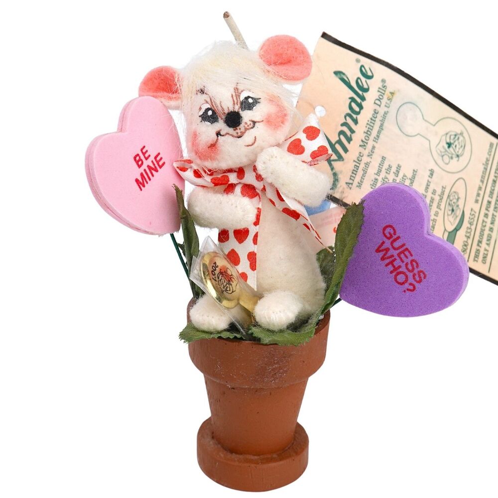 Annalee 3” Mouse in Heart Garden Valentine 2007 Date Button Tag RARE